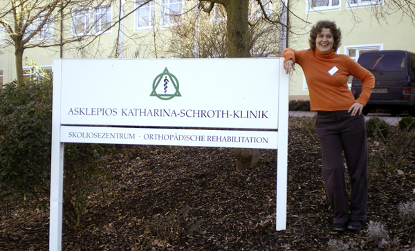 Monika Fritz vor dem Skoliosezentrum der Schroth-Klinik