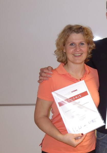 Abbildung Monika Fritz bei Zeugnisausstellung