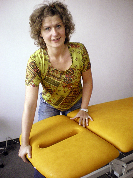 Abbildung von Physiotherapeutin Monika Fritz hinter einer Liege